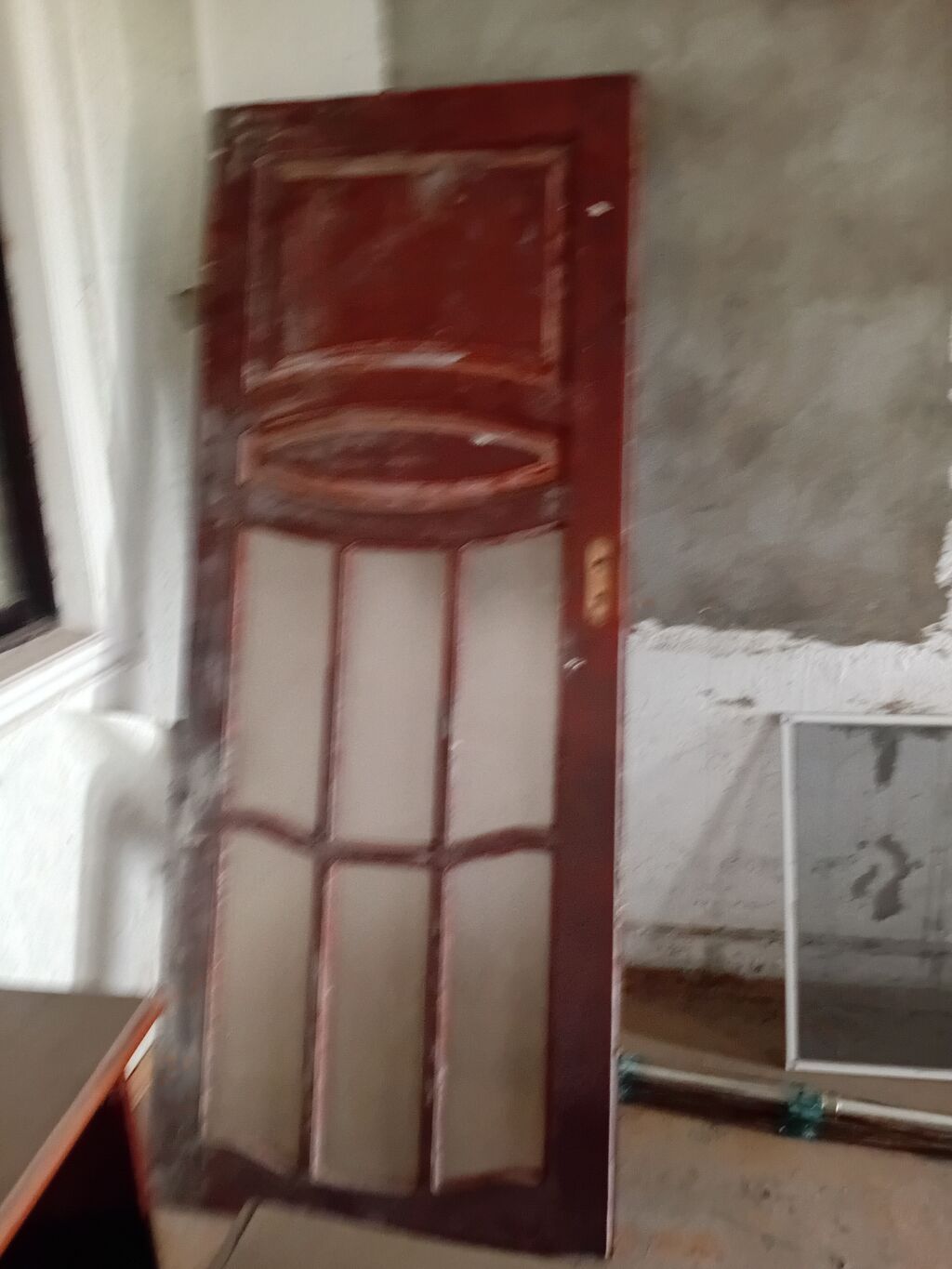 Taxta otaq qapısı, şüşəli dekorativ dizaynla. Qapının üst hissəsində — Mallar, Digah (2)