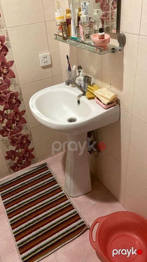 Ağ keramik ayaqlı hamam əlüzyuyanı satılır. Model klassik və yığcam