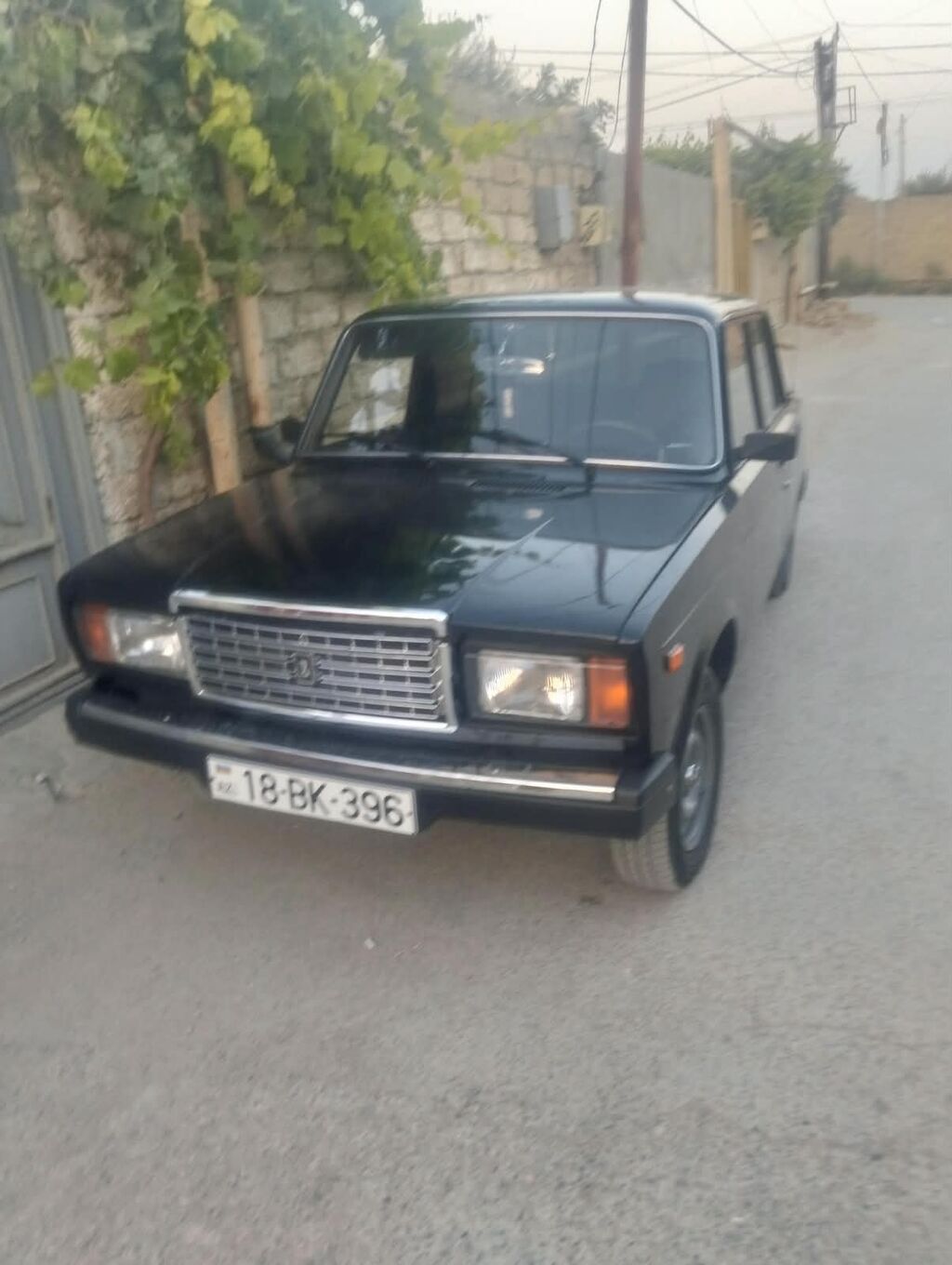 LADA 2107 sedan təqdim olunur. Avtomobil qara rəngdədir və klassik — Avto, Bakı (3)