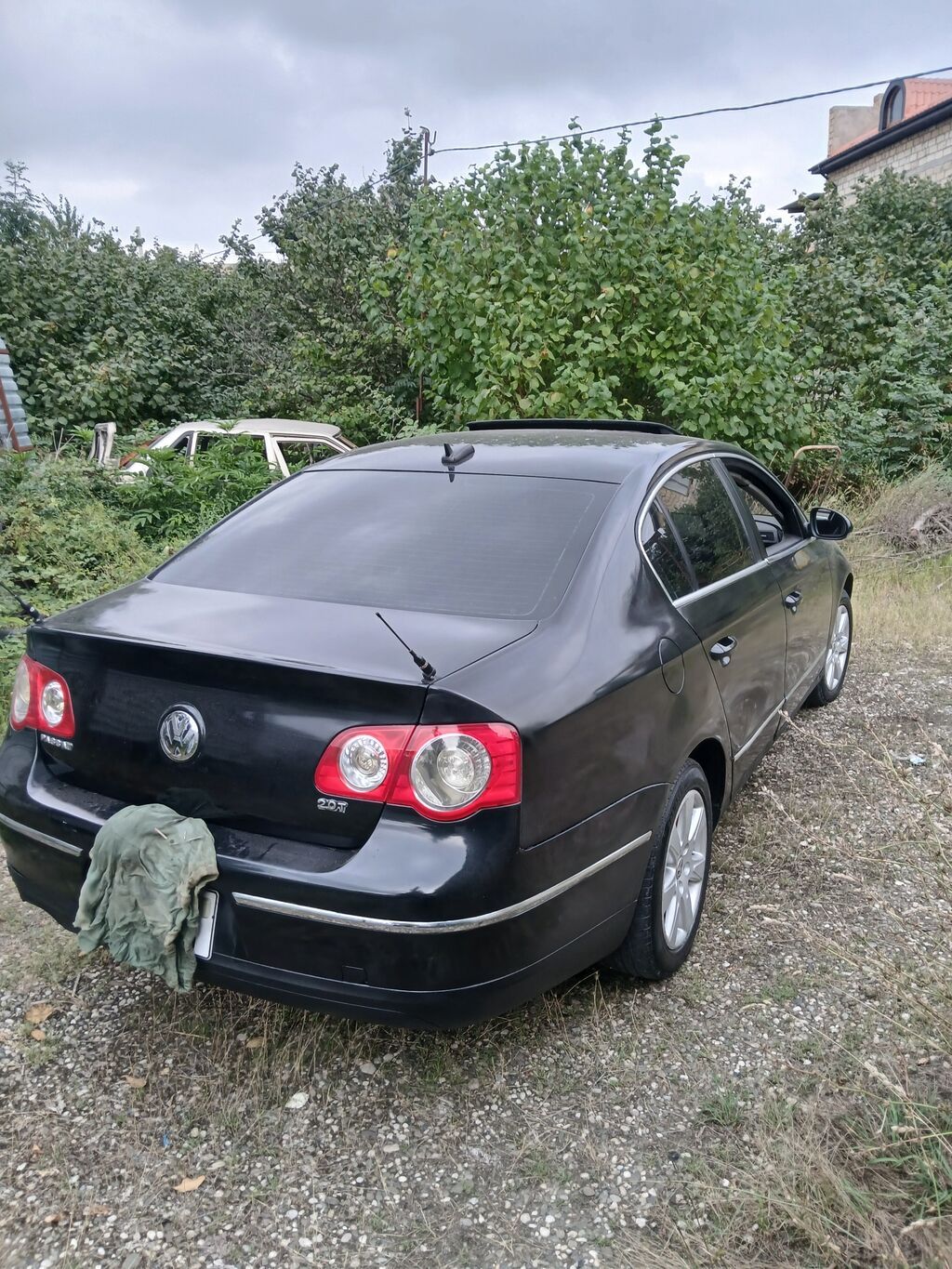 Volkswagen Passat sedan. Avtomobilin salonu qara rəngdədir və ön — Avto, Qusar (9)