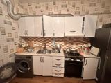 Ağ rəngli mətbəx mebeli komplekti təqdim olunur. Komplekt yuxarı və — Mebel