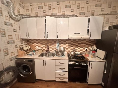 Ağ rəngli mətbəx mebeli komplekti təqdim olunur. Komplekt yuxarı və — Masazır
