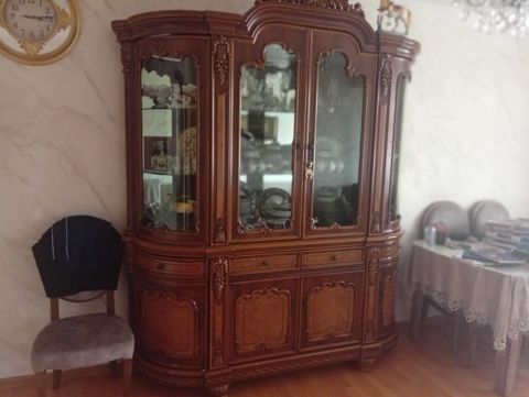 Qonaq otağı üçün klassik üslubda böyük servant/vitrin. Tünd qəhvəyi — Bakı
