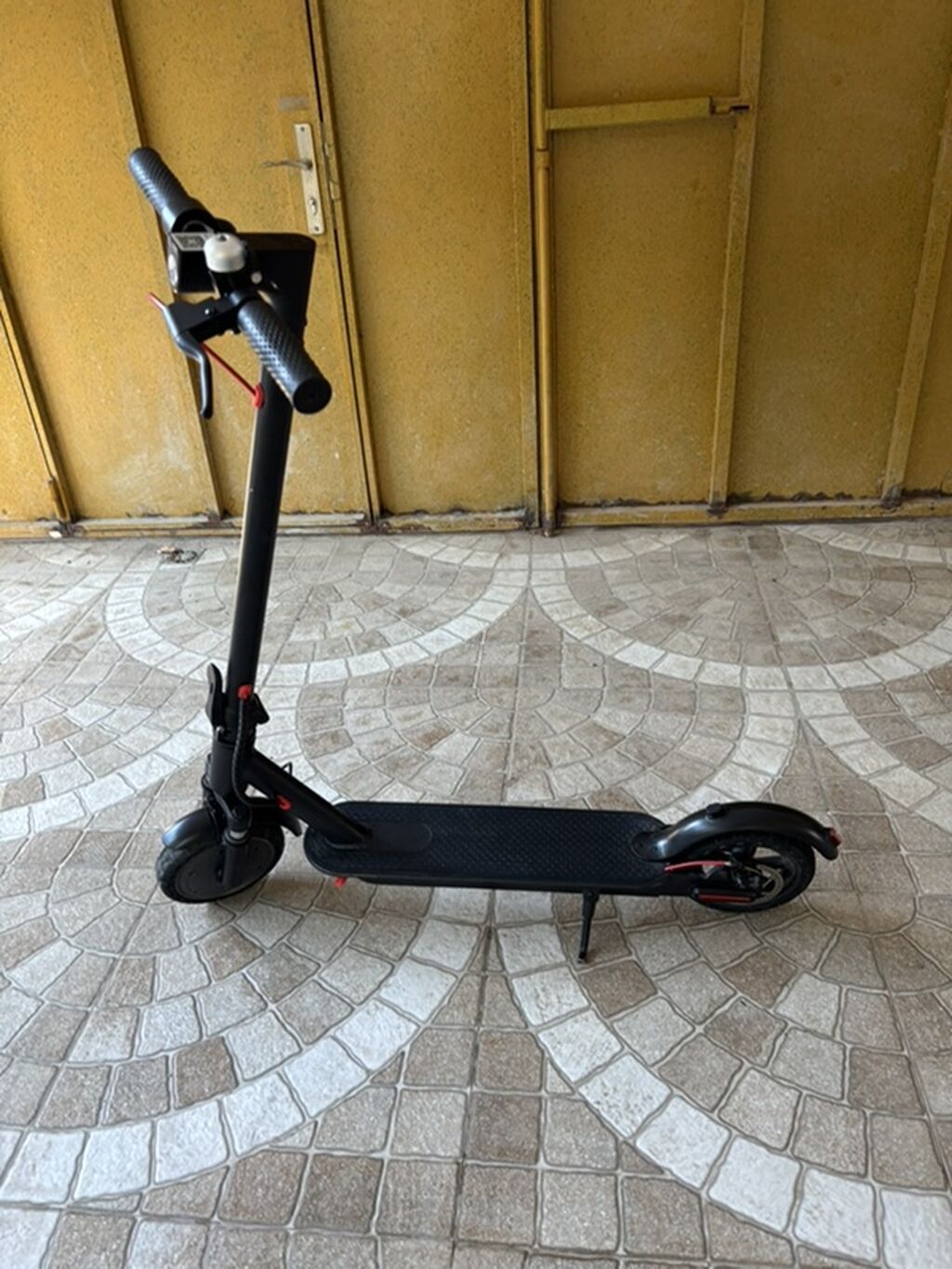 Qara rəngli elektrik skuter. Şəkildə yığcam və minimal dizayna malik — Mallar, Cəlilabad (7)