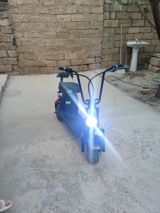 Elektrikli skuter satılır. Qara rəngli, oturacaqlı və kompakt dizayna — Cars