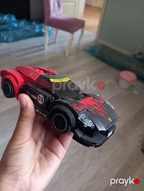 LEGO tərzində yığılan Porsche yarış avtomobili modeli. Oyuncaq qara və