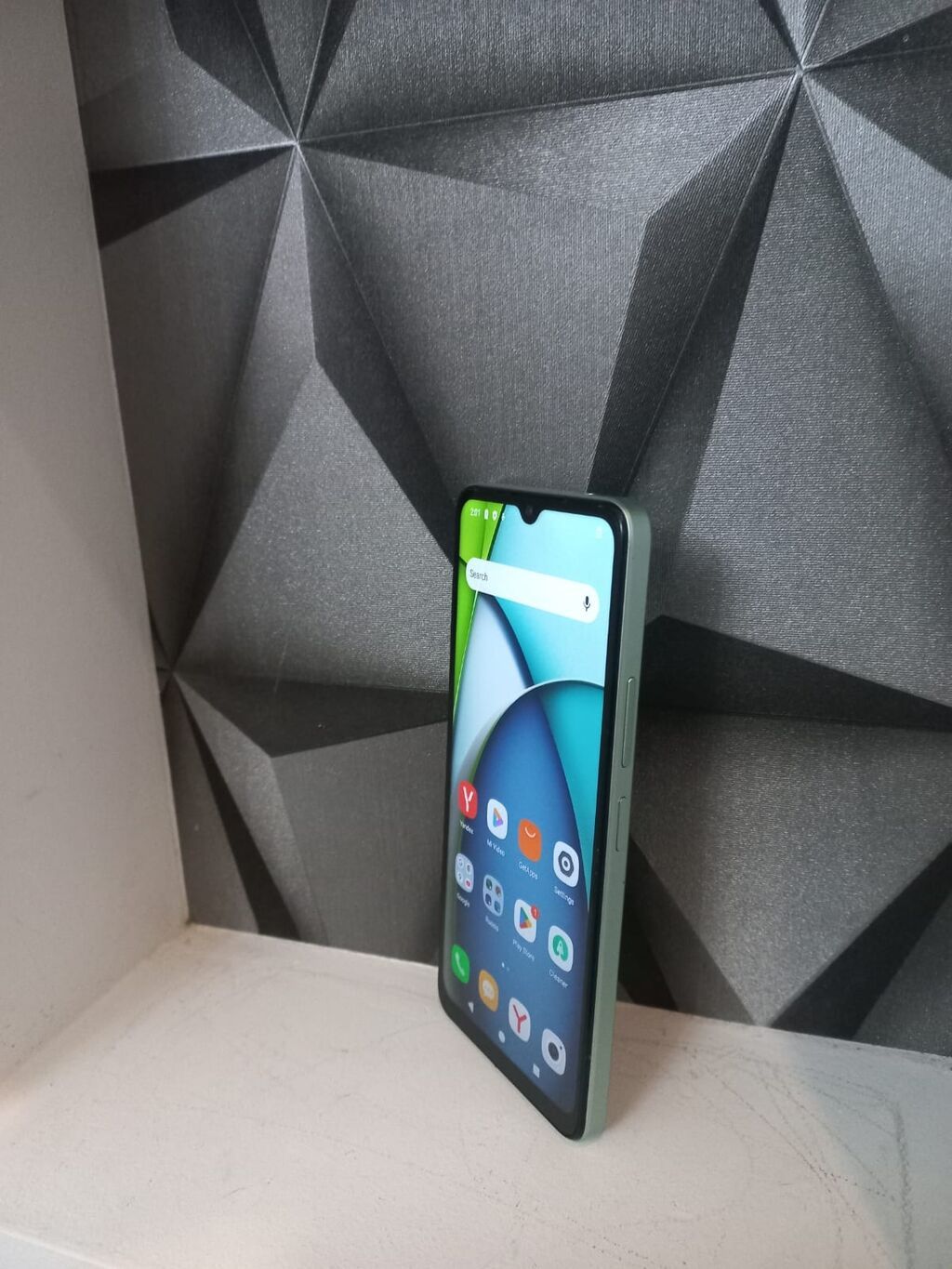Redmi smartfon. Cihaz açıq mavi rəngdədir və arxa hissəsində böyük — Elektronika, Digah (3)