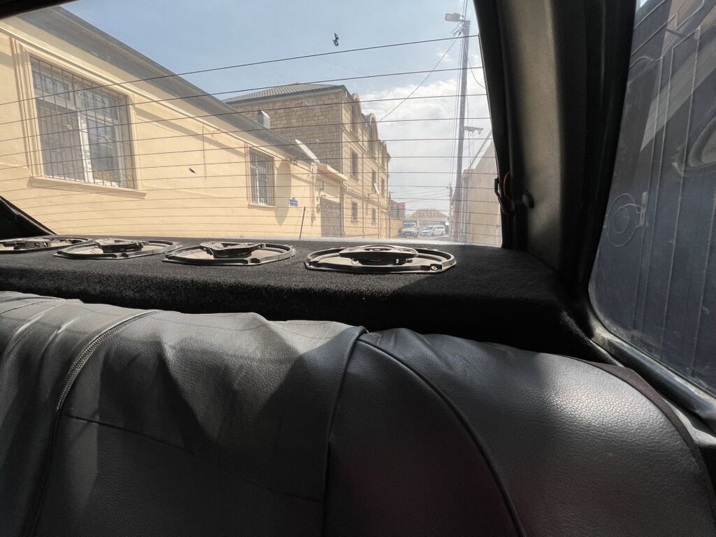 VAZ 2115 avtomobili, gümüşü rəngdə sedan kuzovlu modeldir. Şəkillərdə — Avto, Sumqayıt (10)
