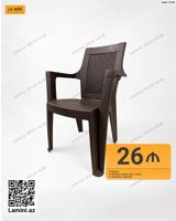 Plastik kreslo – qəhvəyi rəngdə, qoltuqlu model. Arxa hissəsi rattan — Mebel