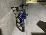 Mavi rəngli BMX tipli velosiped. Kompakt ölçülü çərçivəyə malikdir və — İdman, hobbi, istirahət