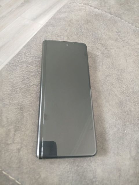 Salam Samsung Z Fold 3 qatlanan telefon satılır. sadəcə iç ekranı — Bakı