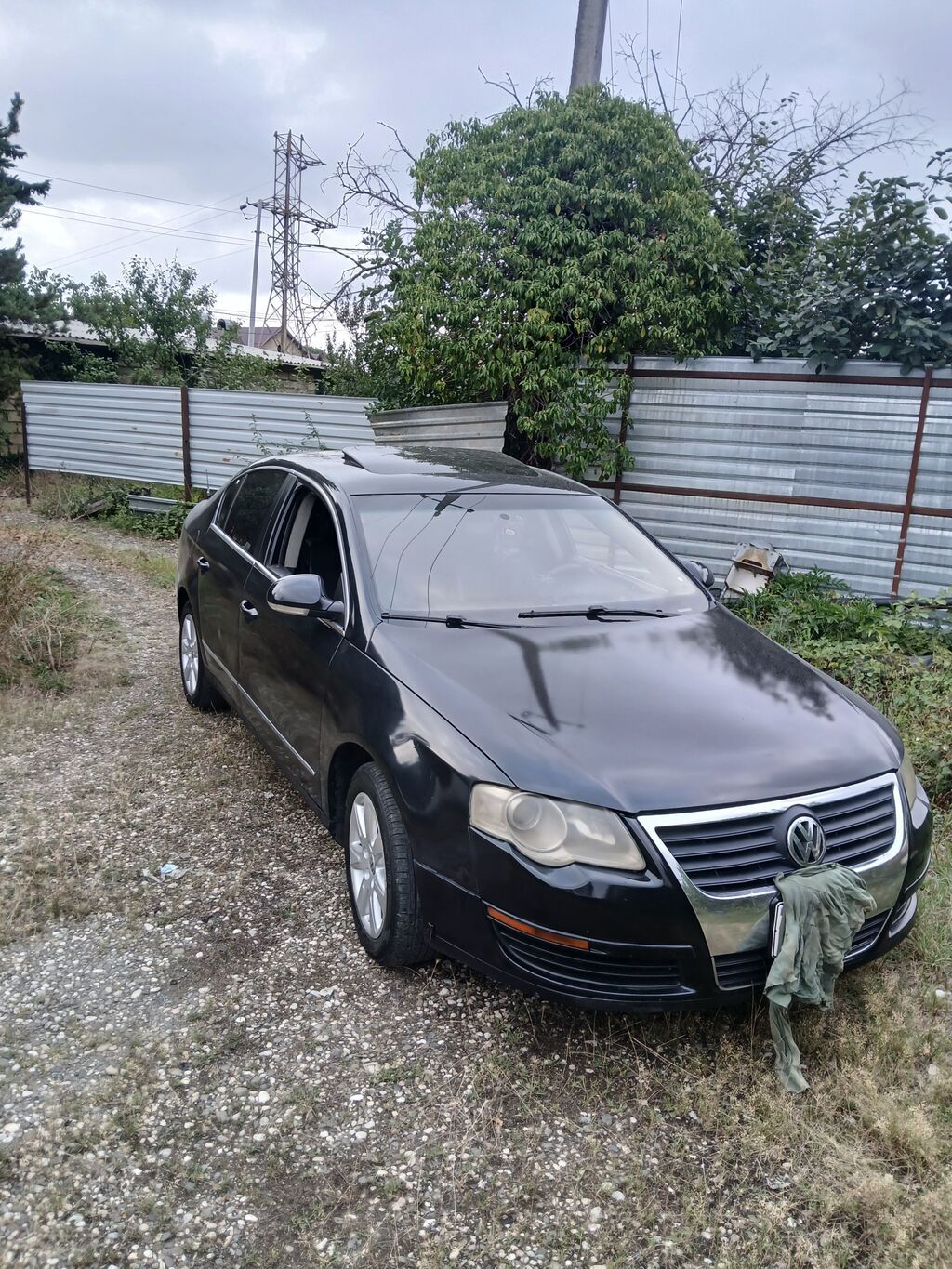 Volkswagen Passat sedan. Avtomobilin salonu qara rəngdədir və ön — Avto, Qusar (5)