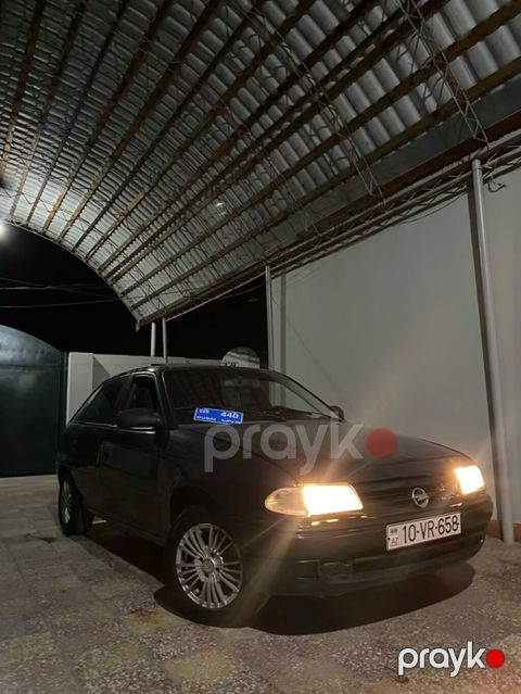 Opel Astra: 1.6 l | 1996 il 460000 km Hetçbek