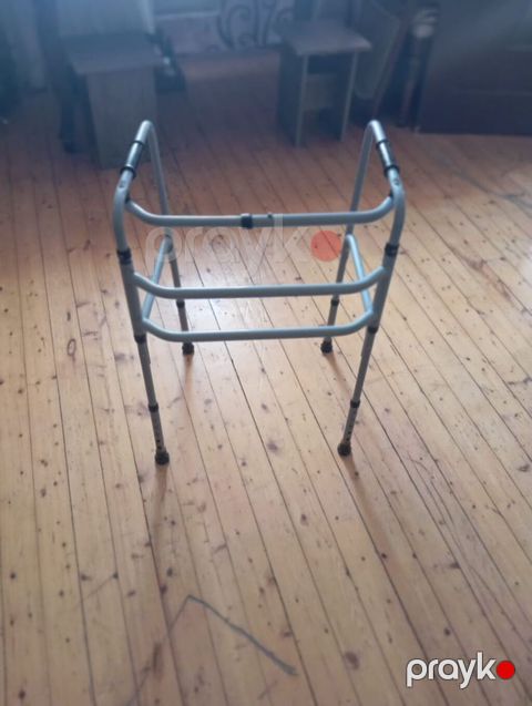 Tənzimlənən hündürlüklü yerimə dəstəyi (walker). Yüngül metal