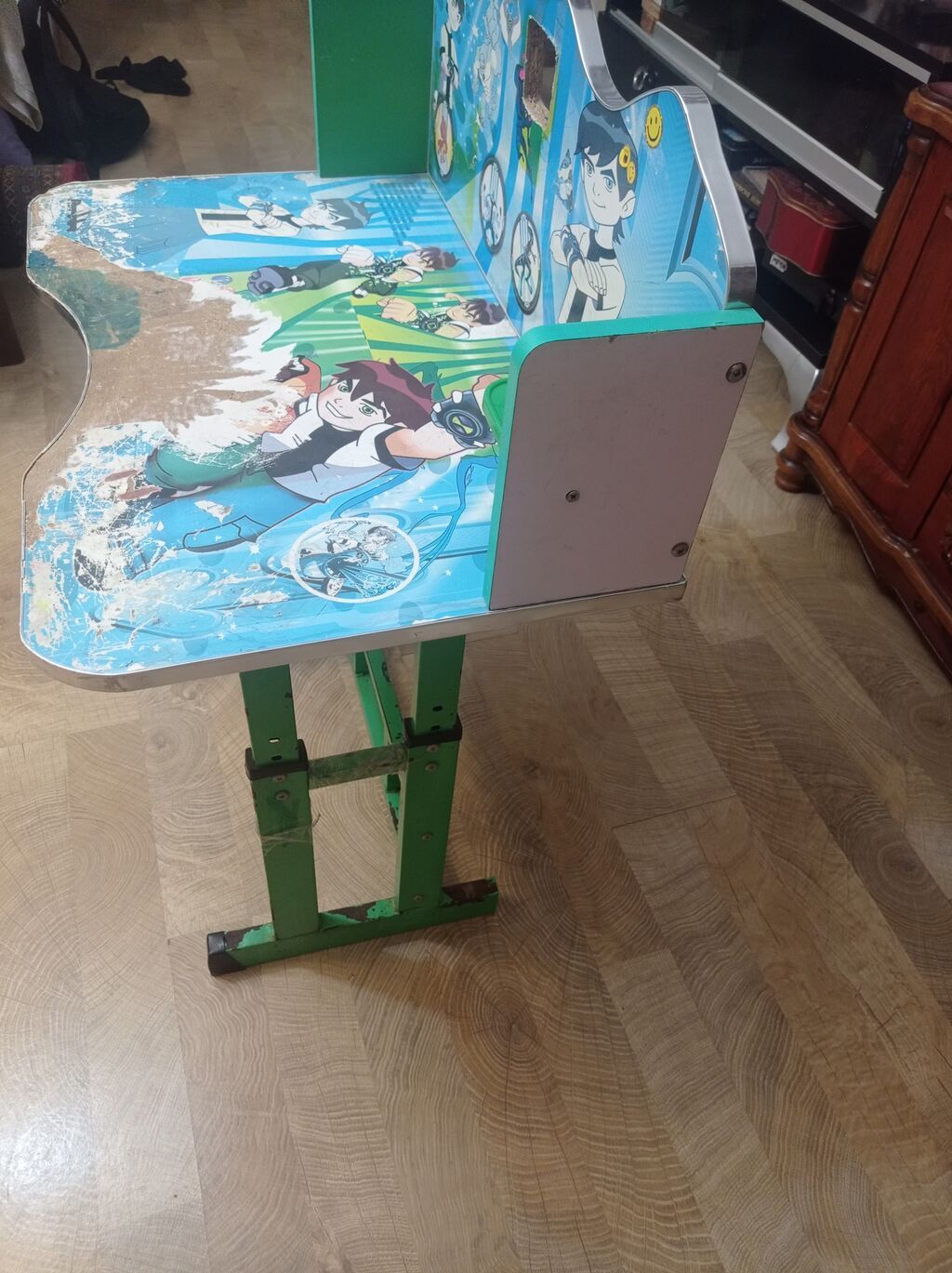 Ben 10 dizaynlı uşaq yazı masası. Masa rəngarəng Ben 10 personaj — Mebel, Bakı (2)