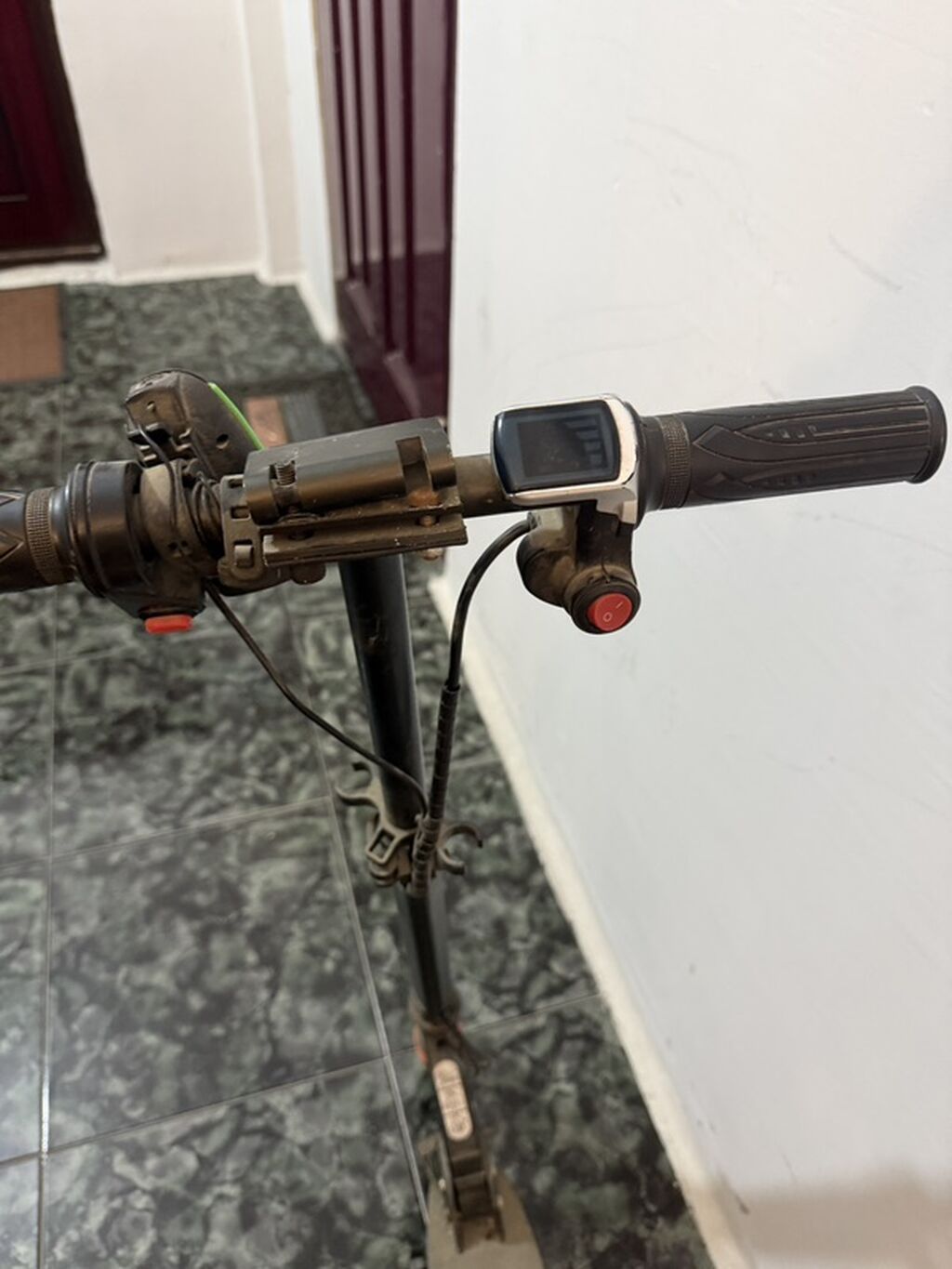 Elektrikli skuter. Qara rəngli, yığcam və şəhərdaxili istifadə üçün — Mallar, Bakı (3)