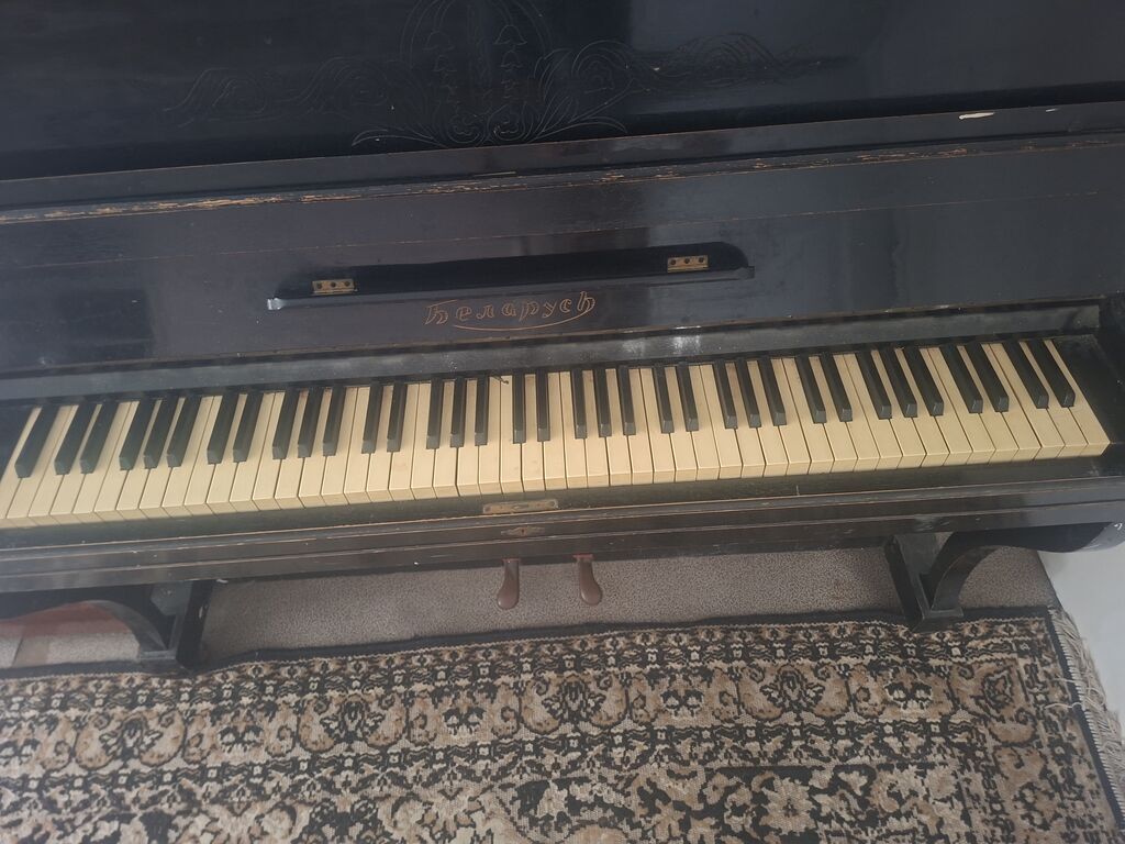 Qara rəngli, klassik üslubda akustik pianino. Korpus üzərində — Mallar, Digah (2)