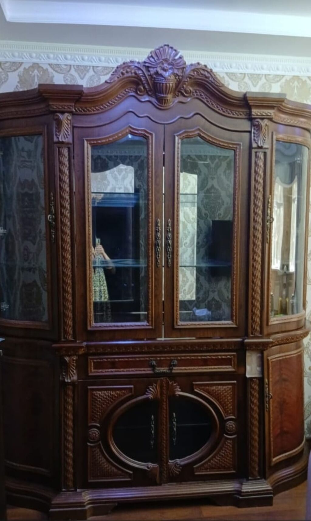 Qonaq otağı üçün klassik üslubda vitrinli bufet/servant. Tünd qəhvəyi — Mallar, Bakı