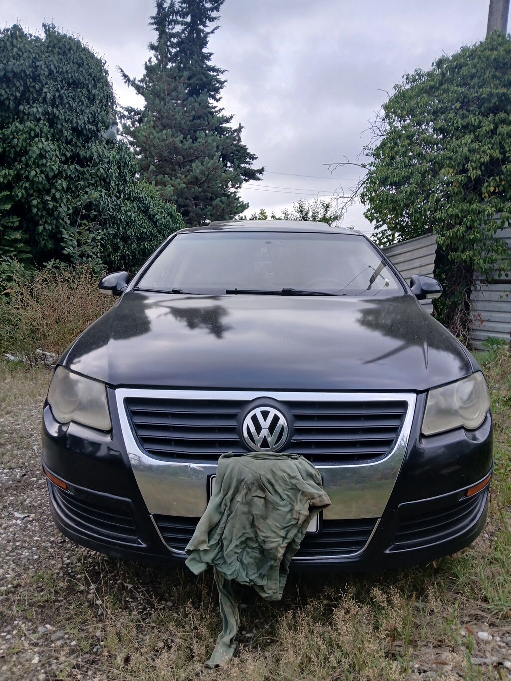 Volkswagen Passat sedan. Avtomobilin salonu qara rəngdədir və ön — Avto, Qusar (3)