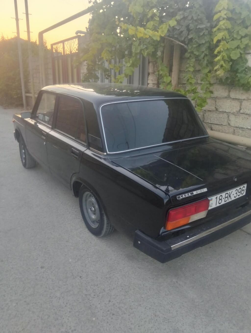 LADA 2107 sedan təqdim olunur. Avtomobil qara rəngdədir və klassik — Avto, Bakı (2)