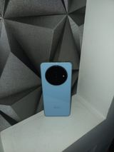 Redmi smartfon. Cihaz açıq mavi rəngdədir və arxa hissəsində böyük — Abbasov — Elektronika
