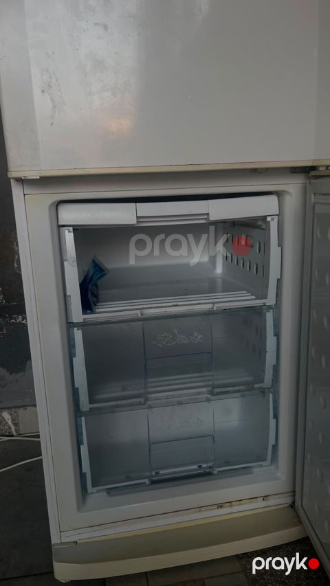 Beko iki kameralı soyuducu. Aşağı dondurucu bölməli modeldir. Ağ