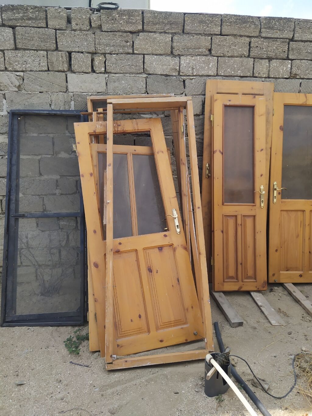 Taxta qapılar və qapı çərçivələri satılır. Şəkillərdə bir neçə ədəd — Mallar, Bakı (3)