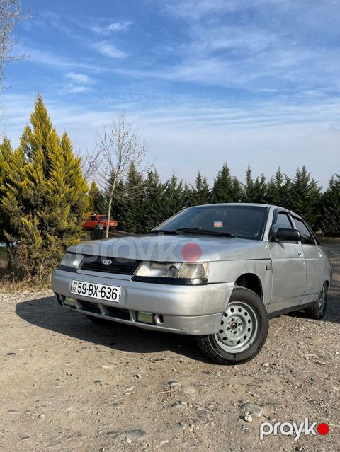 Gümüş rəngli Lada 2112 hetçbek avtomobil. Kuzov 5 qapılıdır və