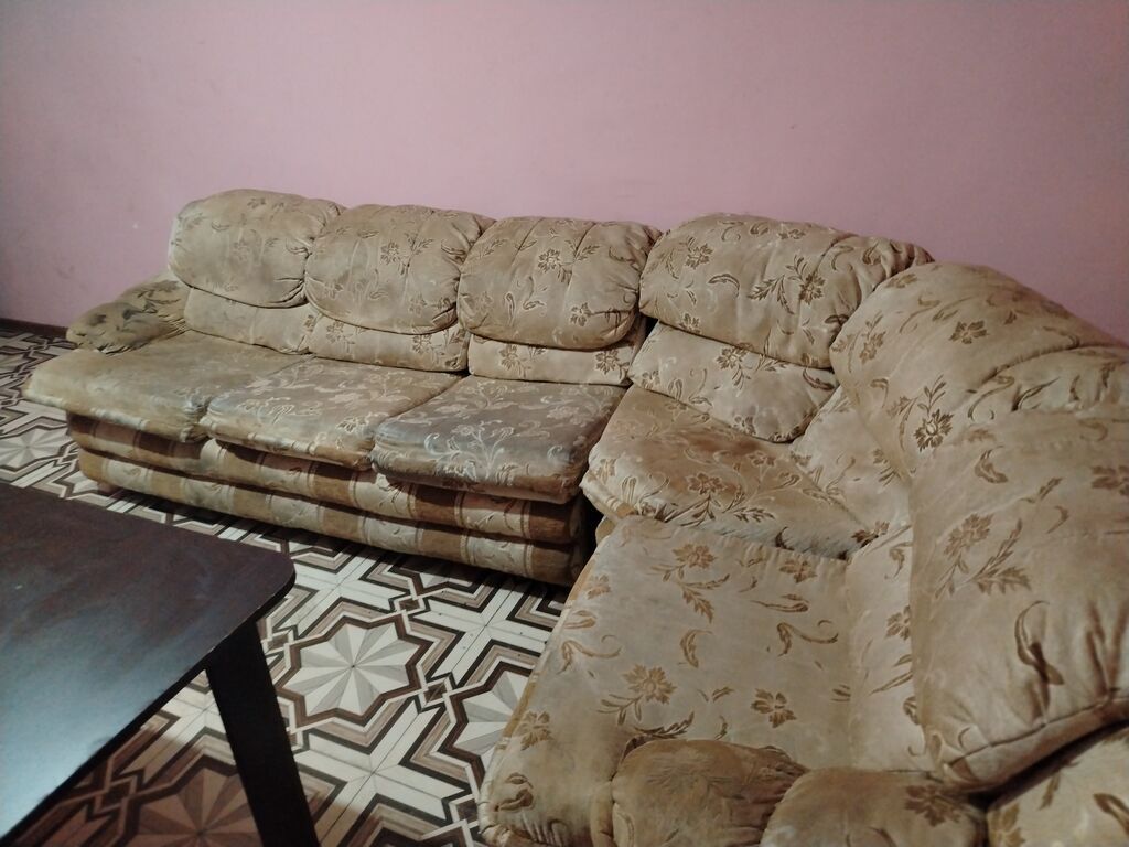Qonaq otağı üçün böyük ölçülü künc divan. Divan bej rəngdədir və — Mebel, Bakı