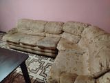 Qonaq otağı üçün böyük ölçülü künc divan. Divan bej rəngdədir və — Mebel