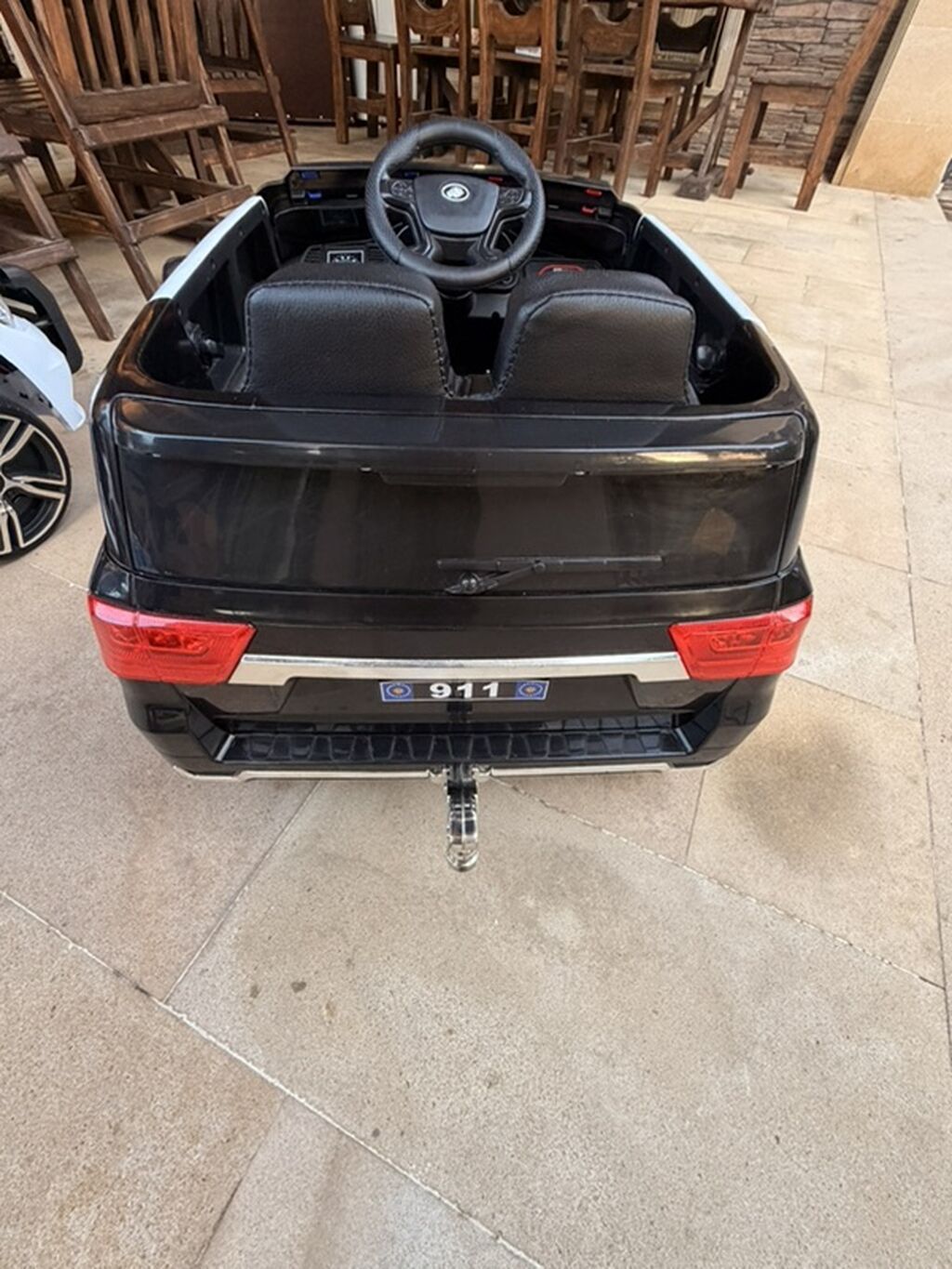 Uşaqlar üçün polis üslublu elektrikli mini avtomobil. Şəkillərdə — Mallar, Bakı (5)