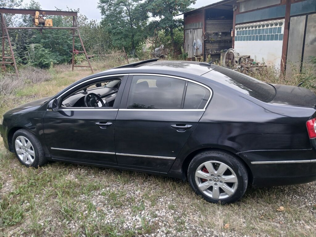 Volkswagen Passat sedan. Avtomobilin salonu qara rəngdədir və ön — Avto, Qusar (8)