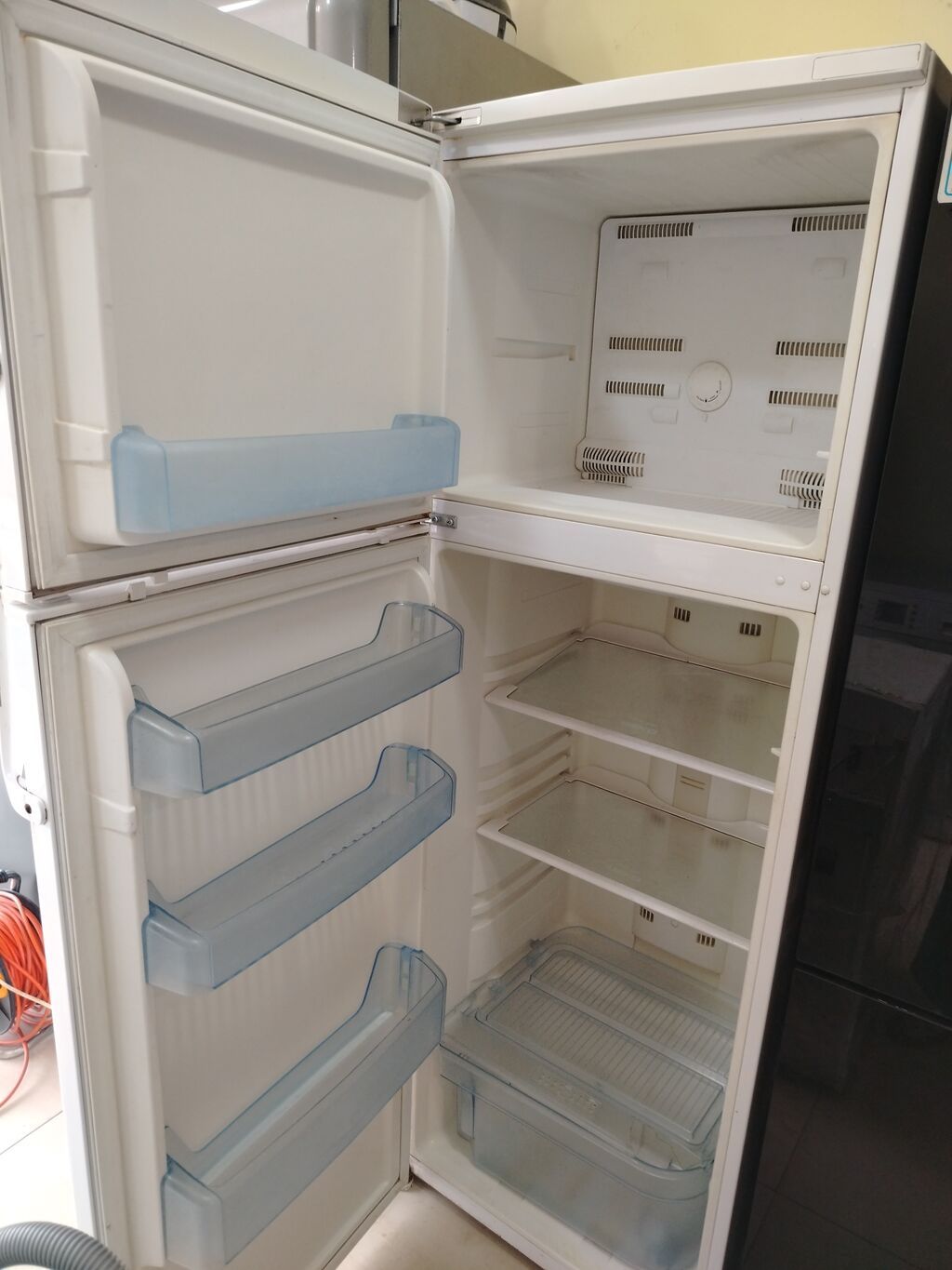 Beko markalı, ikiqapılı soyuducu. Klassik ağ rəngdədir və üst — Soyuducular, Bakı (2)
