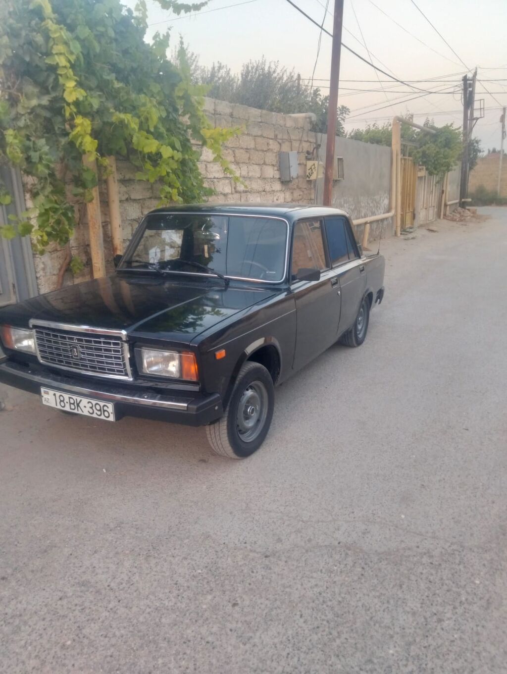 LADA 2107 sedan təqdim olunur. Avtomobil qara rəngdədir və klassik — Avto, Bakı (4)
