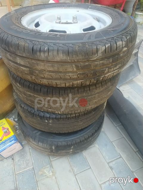 Avtomobil üçün şin və disk komplekti. vp yaz . masazirda. Şəkillərdə