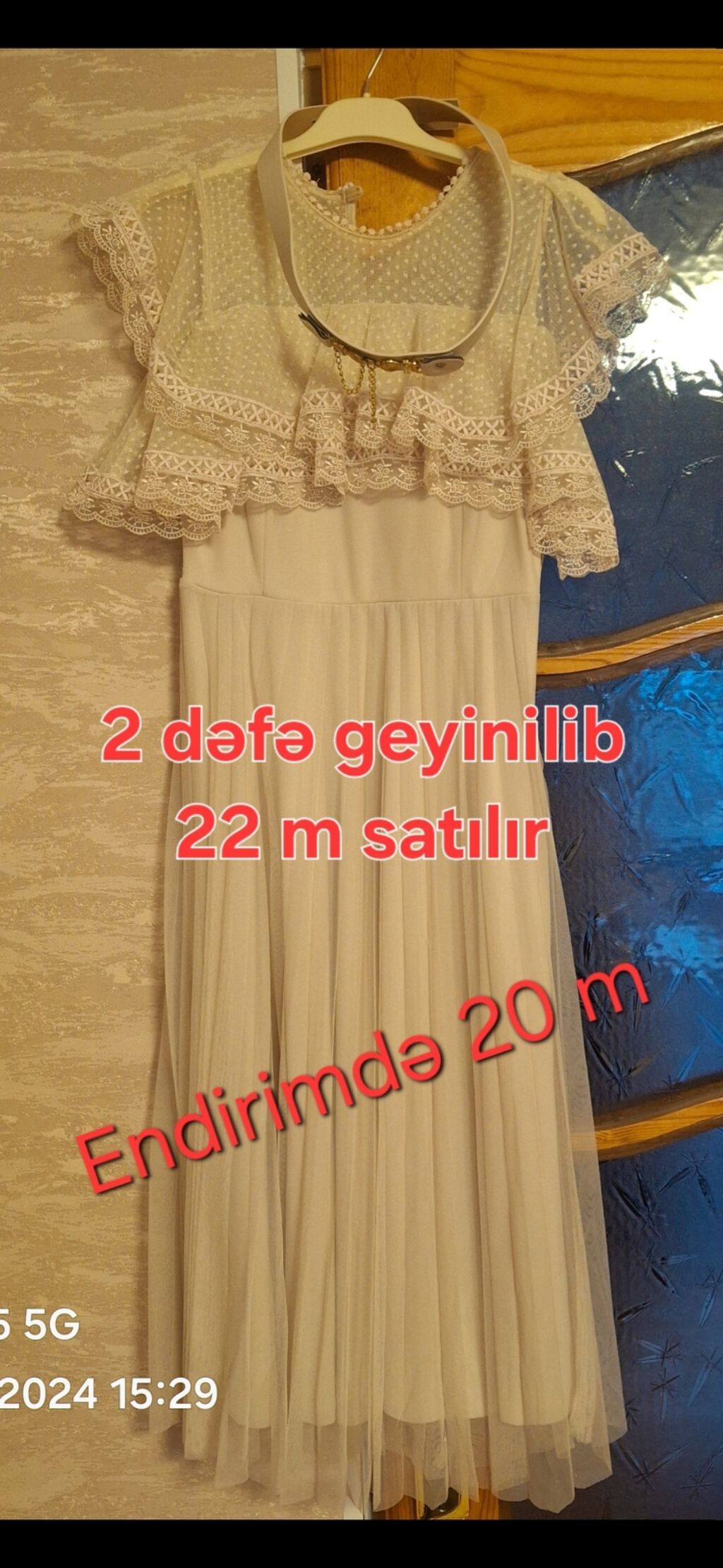 - Bənövşəyi rəngdə, V yaxalı, ön hissəsi və ətək kənarı iri daşlarla — Şəxsi əşyalar, Digah (2)