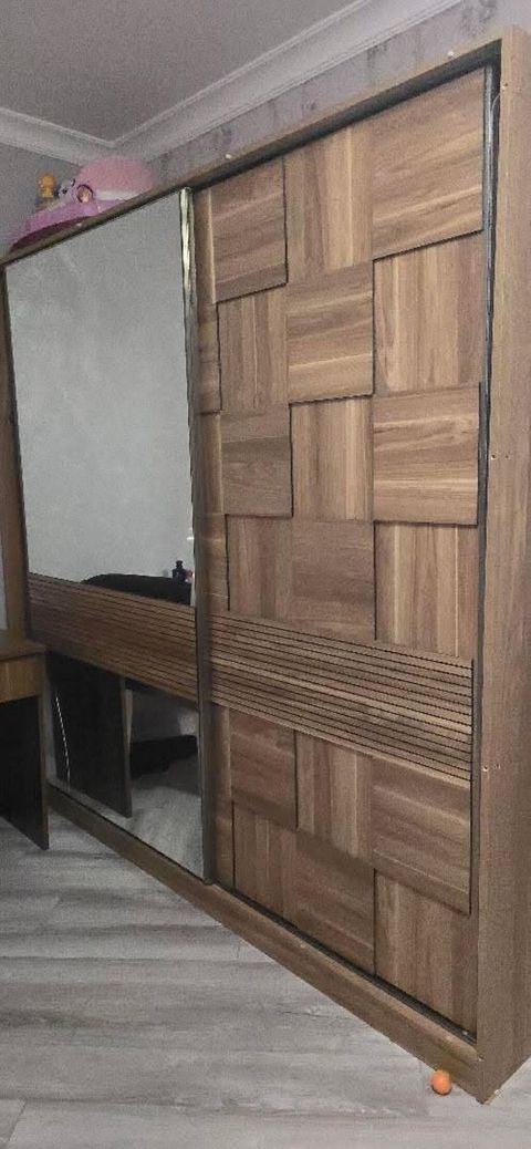 Dolab 150azn satılır. Ölçü 2.3 en 2.2 hund. Şüşəsində qırıq var. Ünvan — Bakı