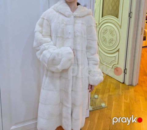 Ağ rəngdə xəz palto təmiz norka 8 minə alinib yenidi 2 dəfə geynilib