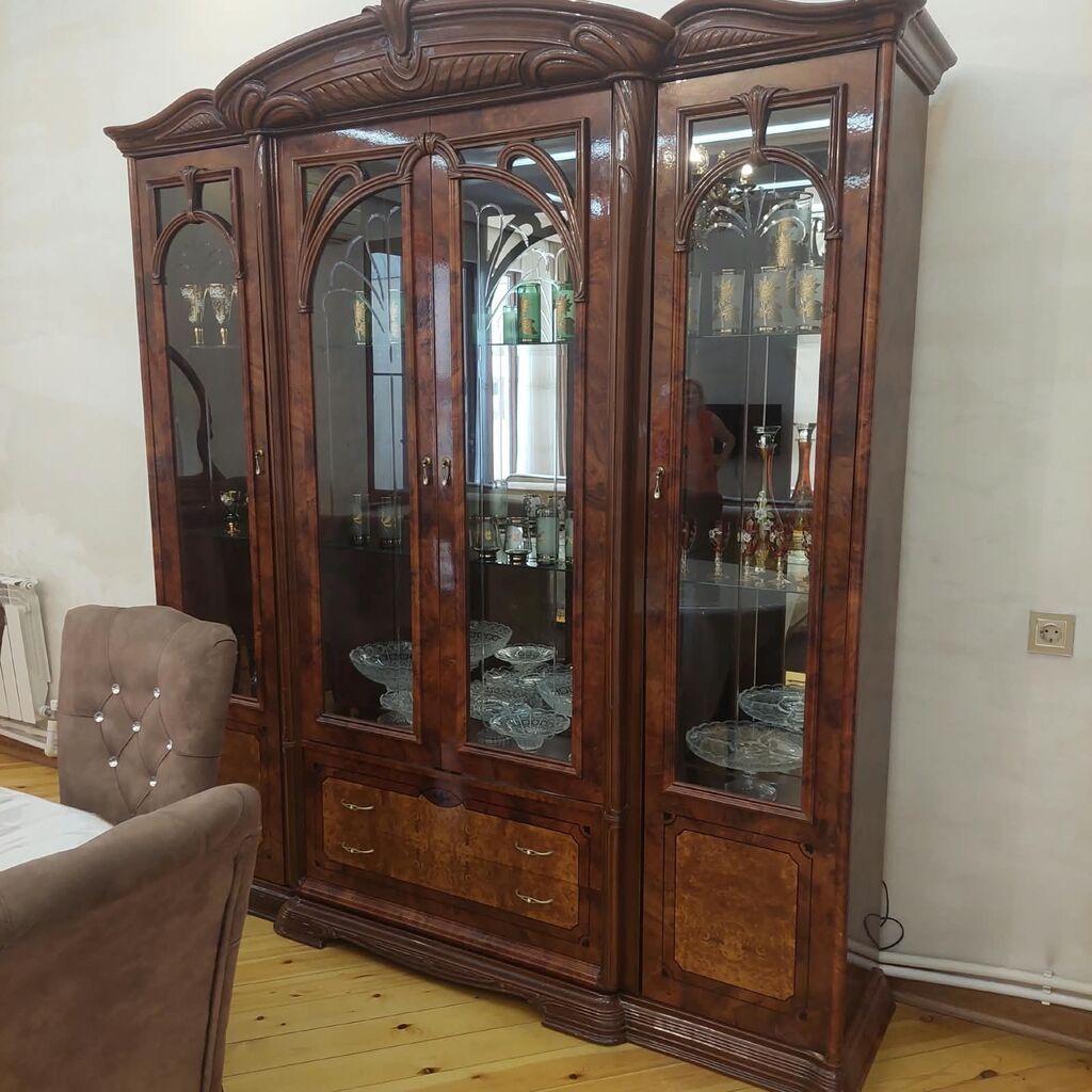 Qonaq otağı üçün klassik üslubda mebel dəsti təqdim olunur. Dəstə — Mebel, Gəncə (2)