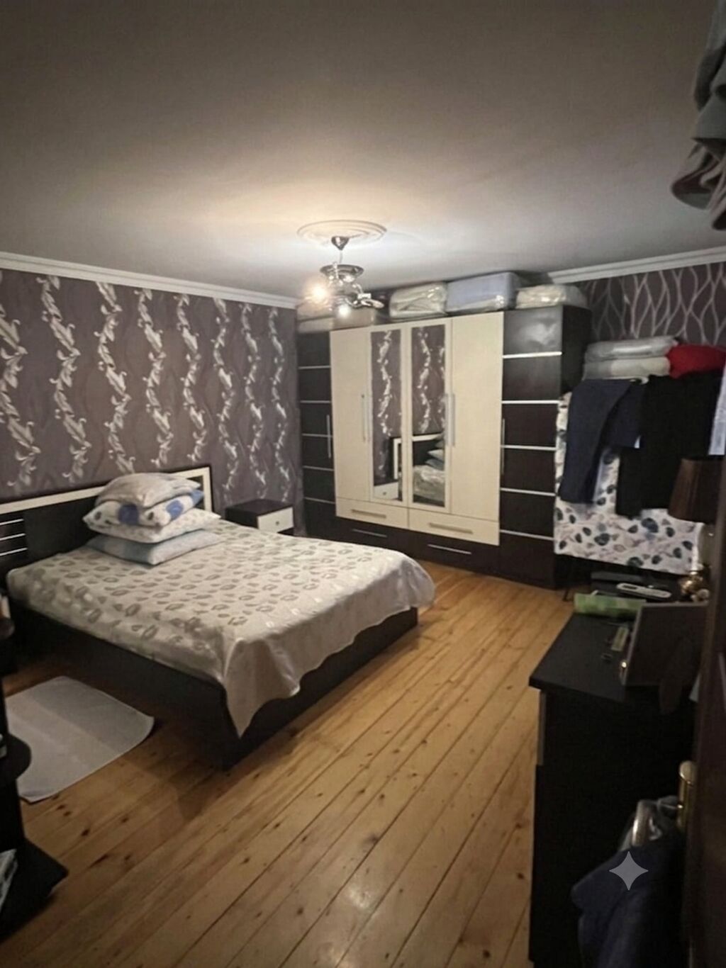 Geniş və işıqlı yaşayış evi təqdim olunur. Şəkillərdən göründüyü kimi — Daşınmaz əmlak, Bakı