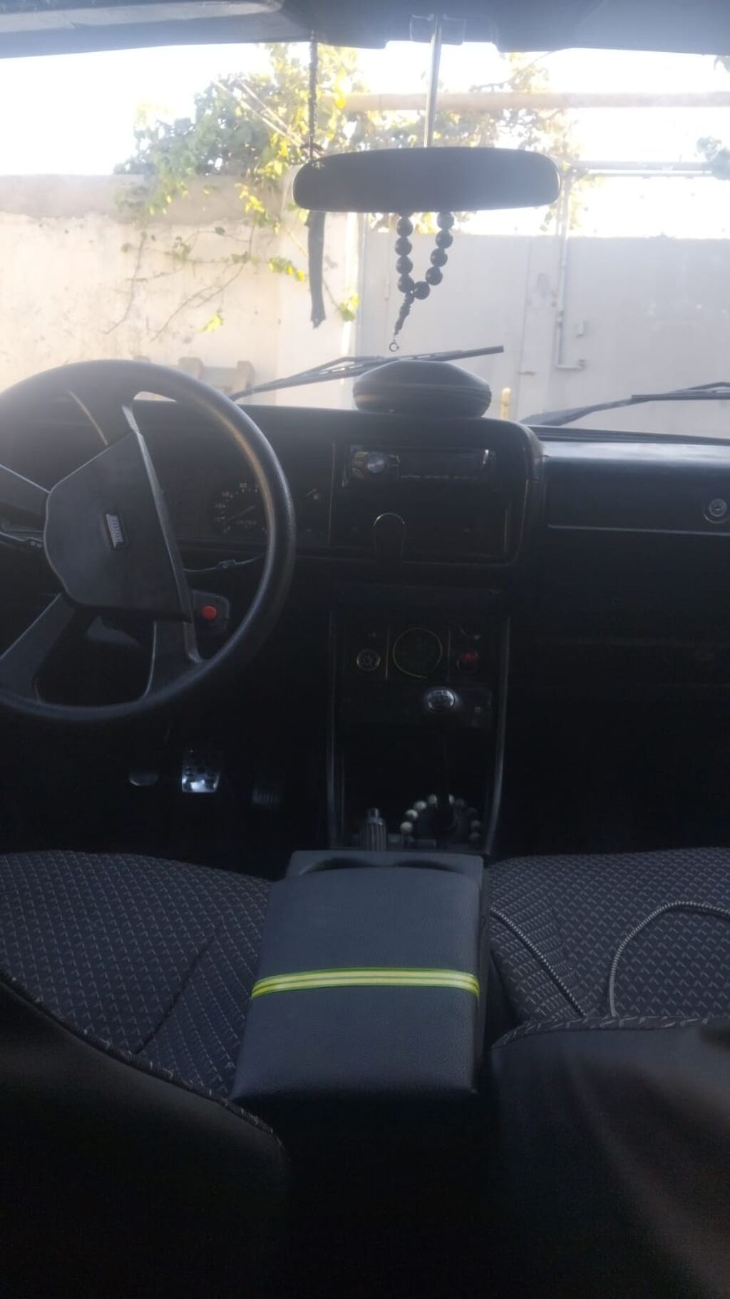 LADA 2107 sedan təqdim olunur. Avtomobil qara rəngdədir və klassik — Avto, Bakı (6)