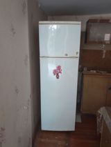 İkiqapılı soyuducu, yuxarı hissədə ayrıca dondurucu bölməsi ilə. Rəngi — Refrigerators