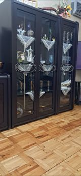 Qonaq otağı üçün mebel dəsti təqdim olunur. Dəstə tünd rəngli, klassik — Мебель