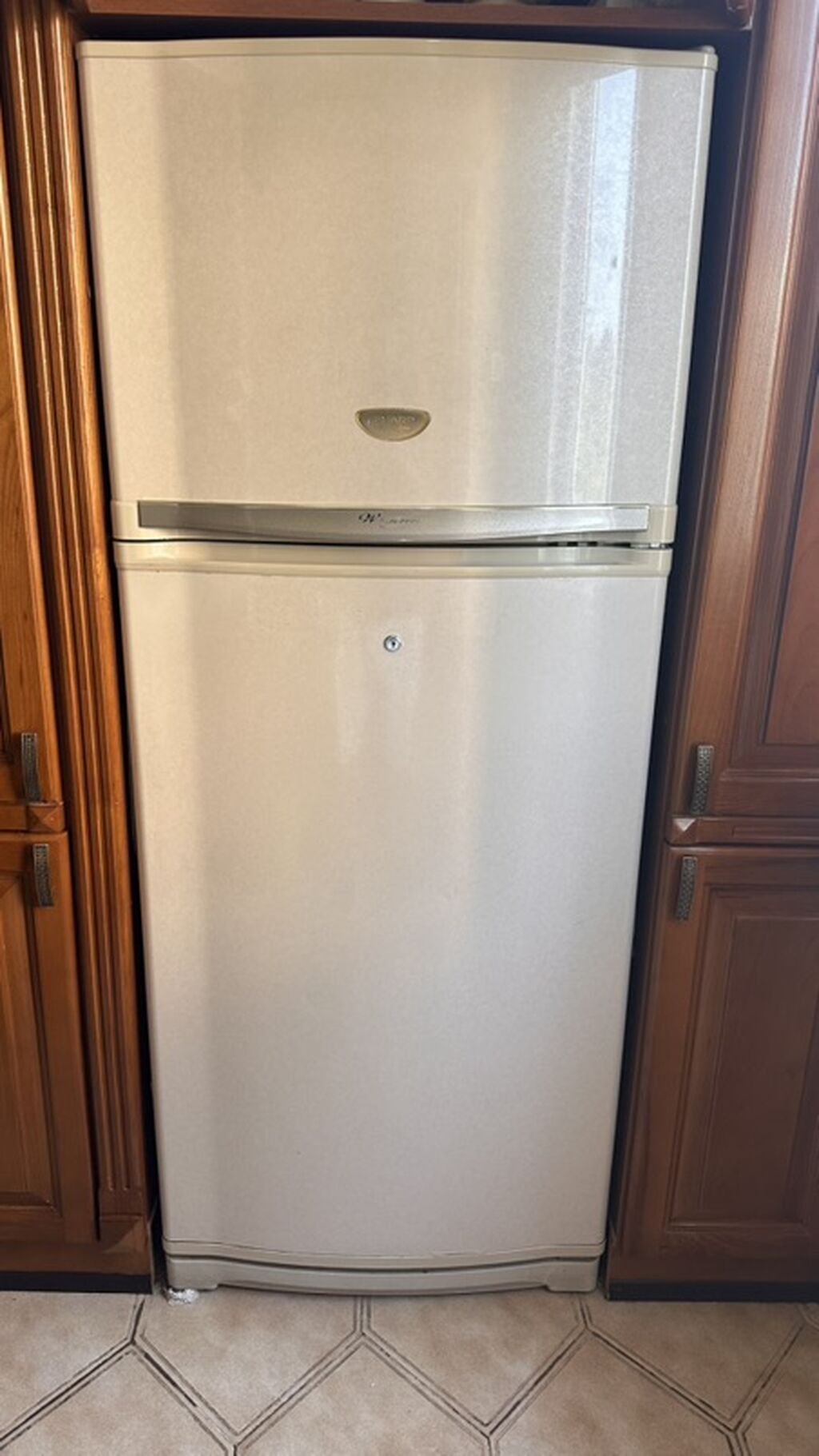 Soyuducu SHARP Eni 75 sm Hundurluk 1,80 sm Giymeti 230 manat Unvan — Soyuducular, Bakı
