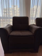 Qəhvəyi rəngdə 2 ədəd yumşaq kreslo dəsti. Kreslolar geniş oturacaq — Furniture