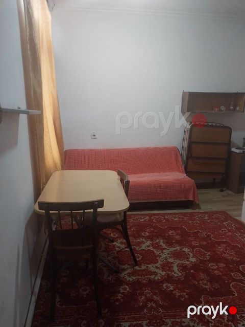Qarayevde 5/5 mertebesinde 1 otaqli ev 320 azn mûşderi ferqi
