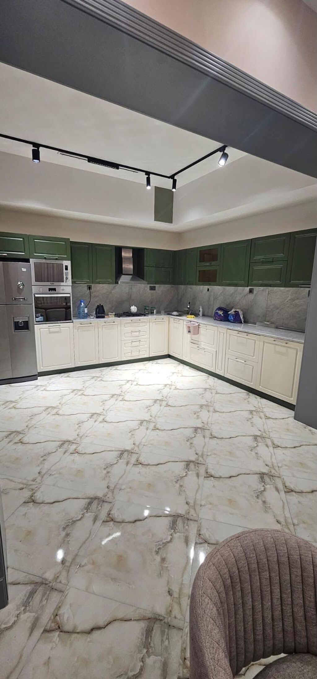 Mətbəx mebeli təcili 1200azn satılır. Ölçü 4×4 təzədi, üzərində heçnə — Mebel, Bakı