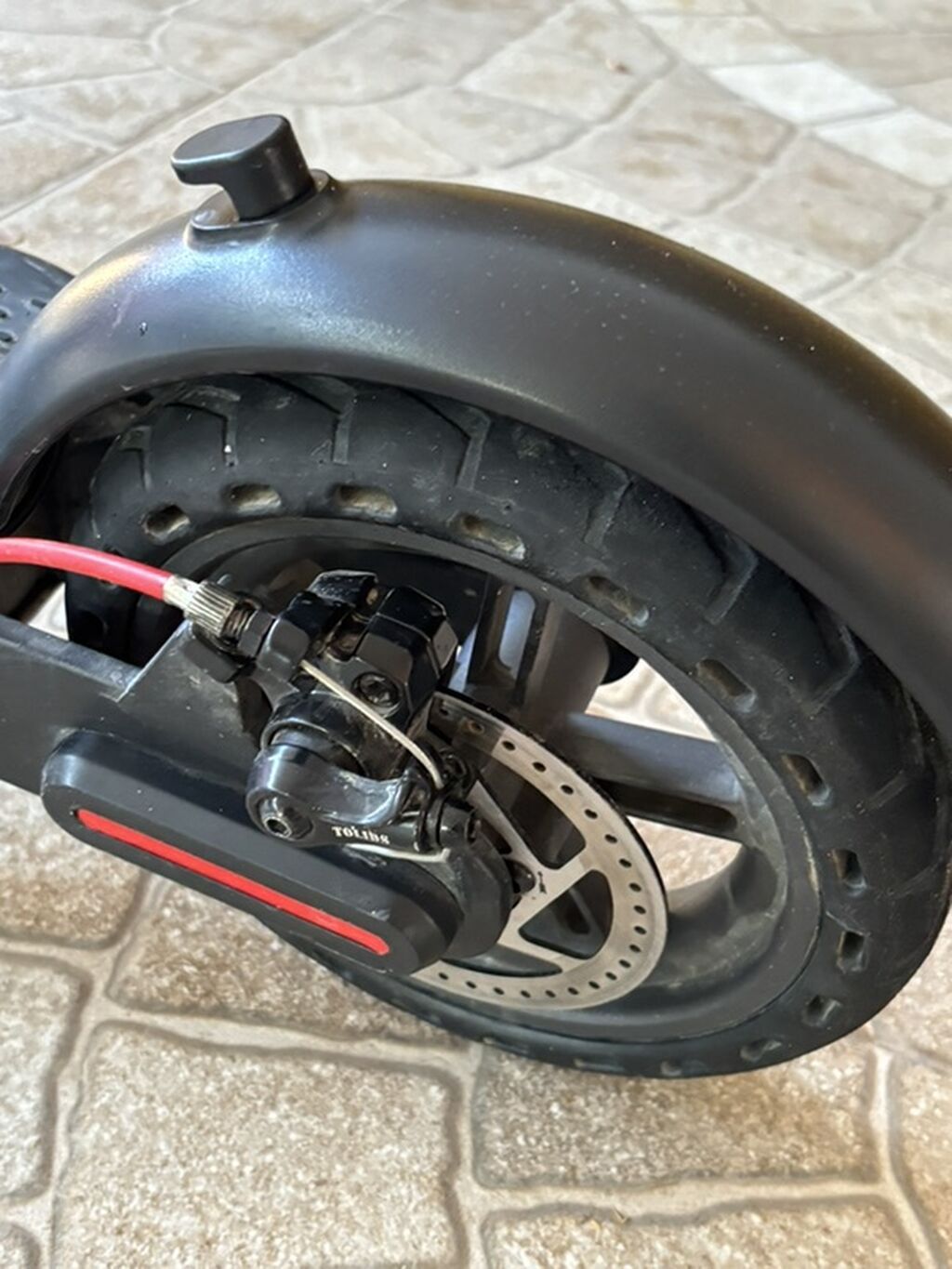 Qara rəngli elektrik skuter. Şəkildə yığcam və minimal dizayna malik — Mallar, Cəlilabad (5)