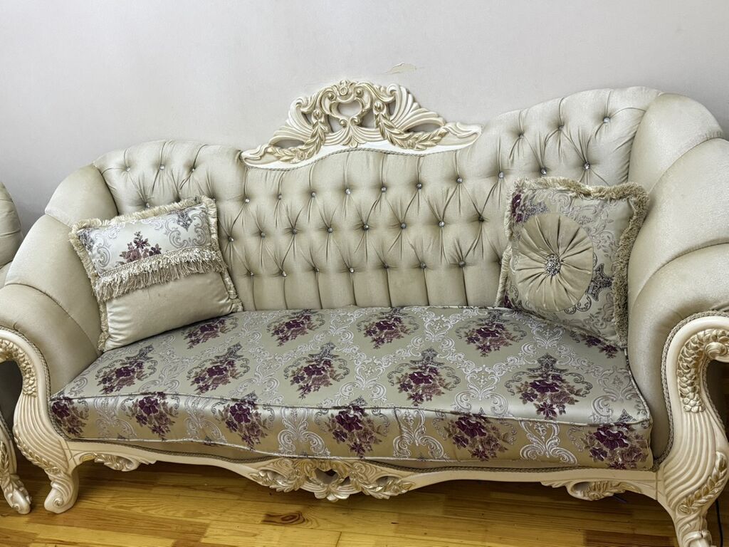 Klassik üslubda 3 nəfərlik divan və 2 ədəd kreslo dəsti. 7 il once — Mebel, Bakı (3)