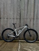Scott markalı gravel/dağ tipli velosiped. Ağ rəngli yüngül və — İdman, hobbi, istirahət